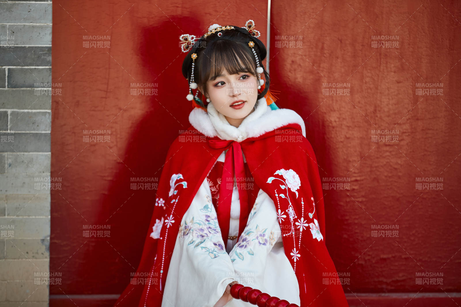 身穿喜庆汉服在古城游玩的少女图片