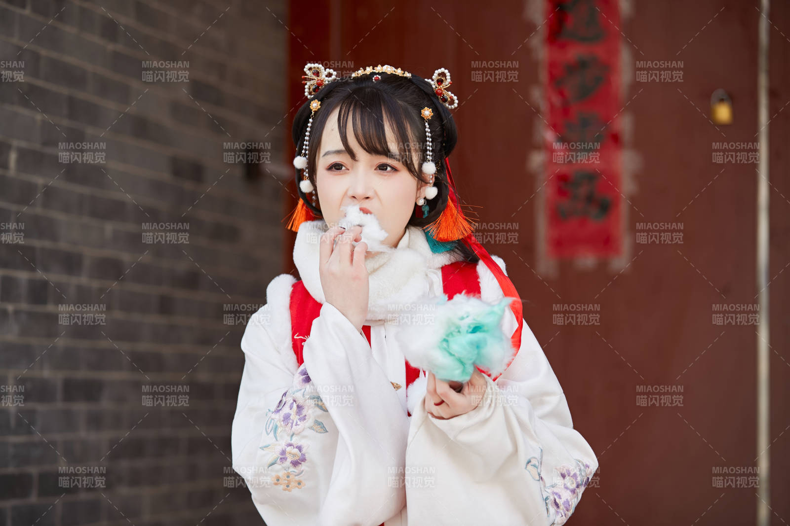 身穿喜庆汉服吃棉花糖的少女图片