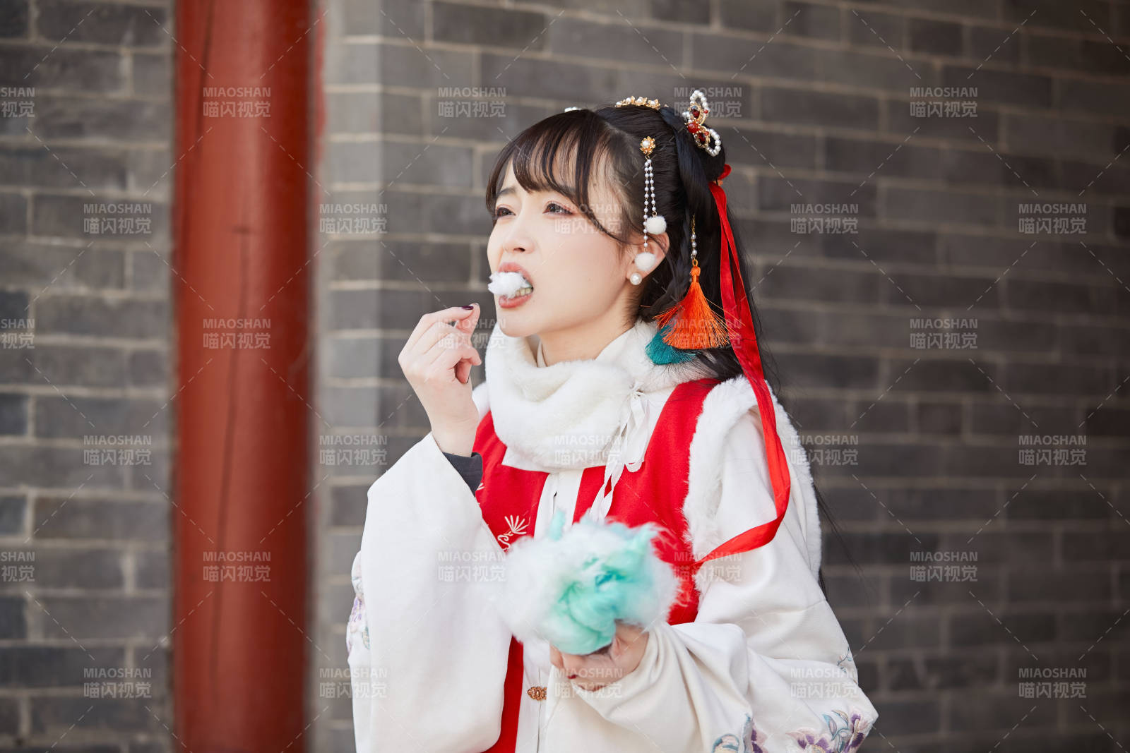 身穿喜庆汉服吃棉花糖的少女图片