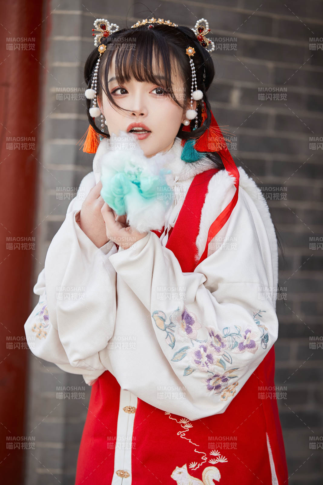 身穿喜庆汉服吃棉花糖的少女图片