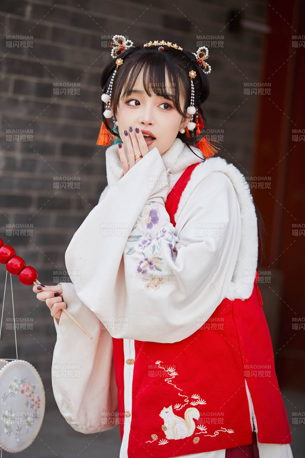 身穿喜庆汉服吃棉花糖的少女图片