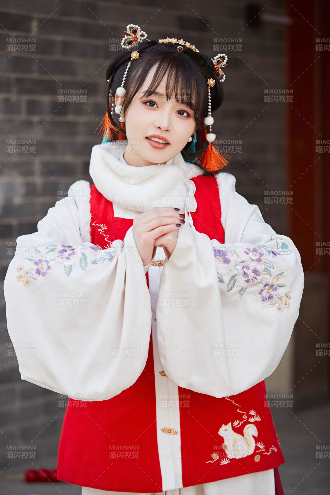 身穿喜庆汉服吃棉花糖的少女图片