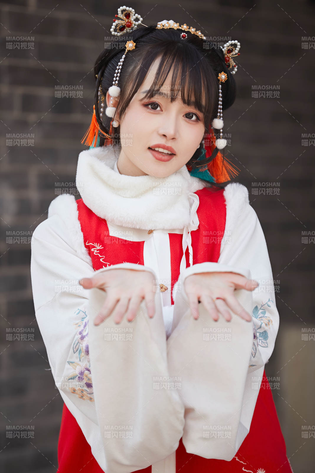 身穿喜庆汉服吃棉花糖的少女图片