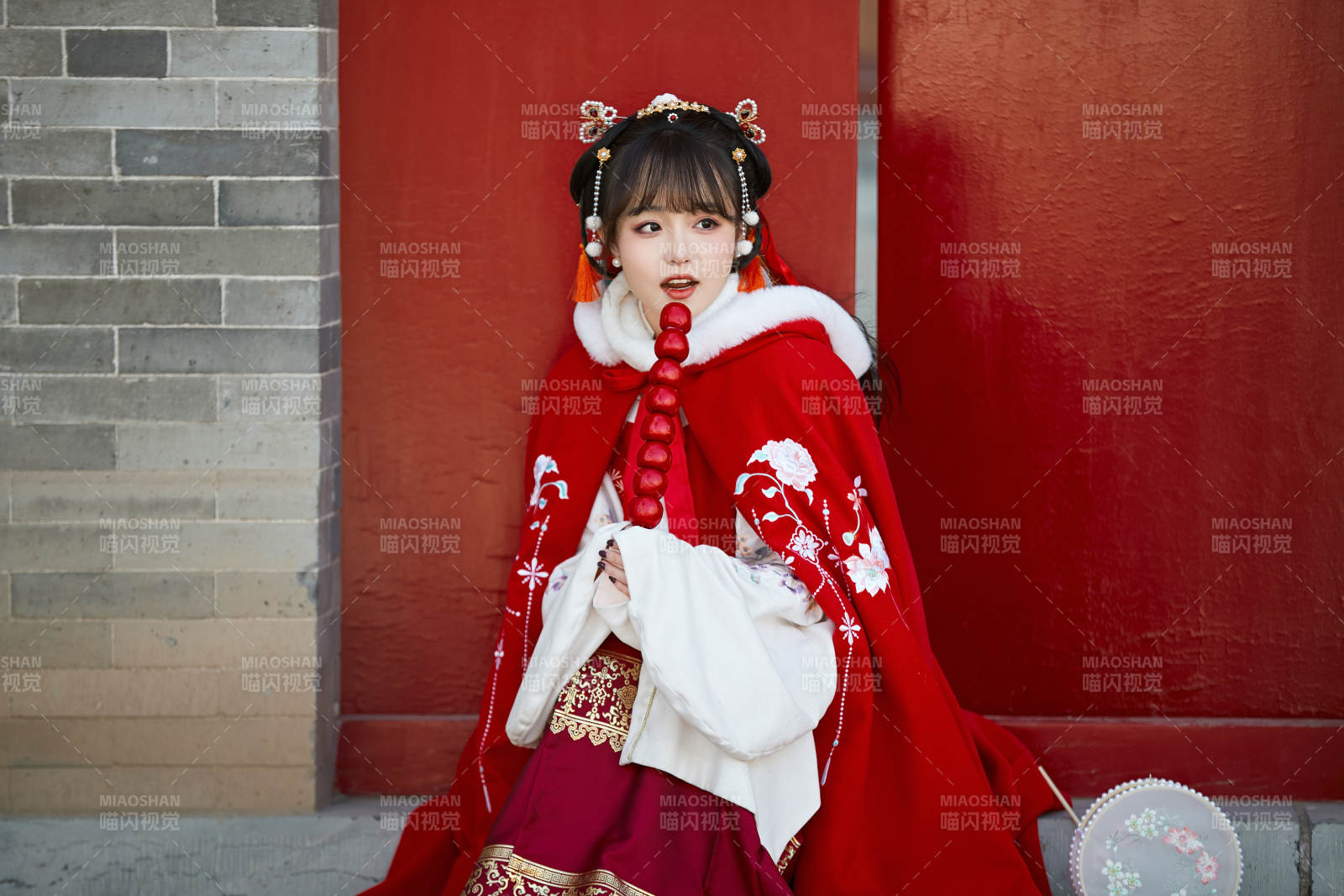 身穿喜庆汉服在古城游玩的少女图片