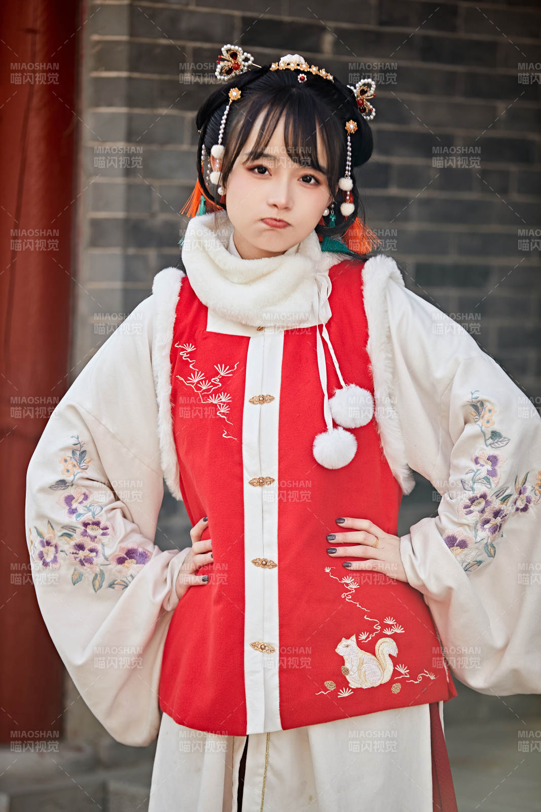 身穿喜庆汉服吃棉花糖的少女图片