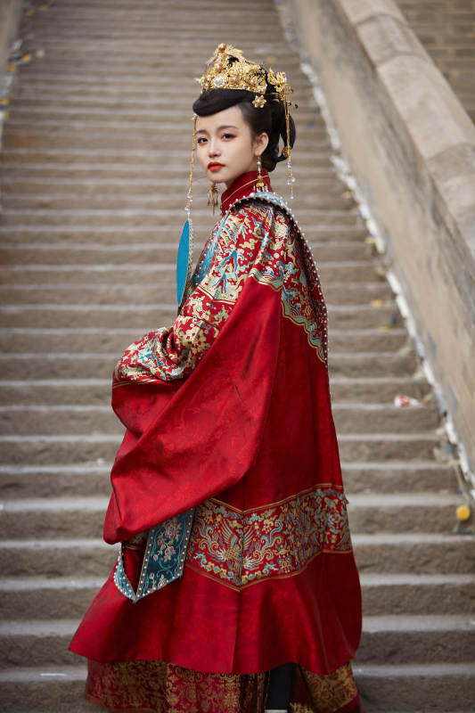 身穿喜庆汉服吃棉花糖的少女图片