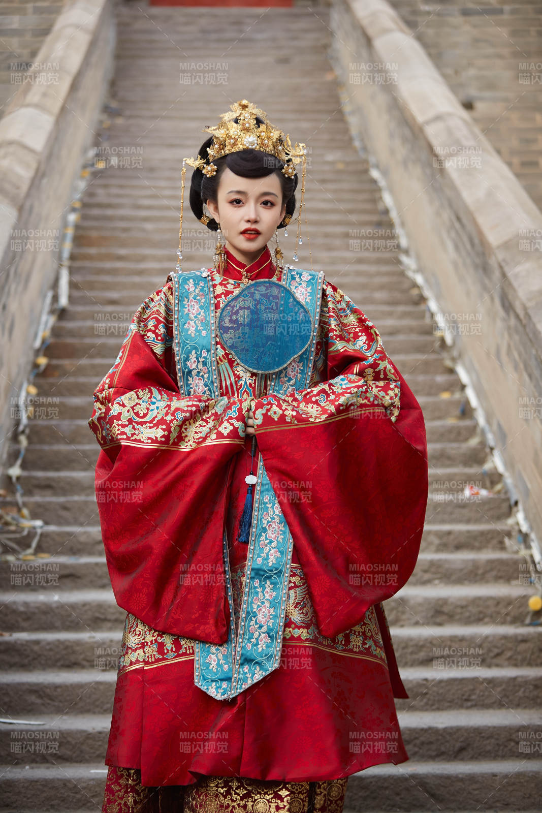 身穿明朝古装汉服婚服的东方新娘图片