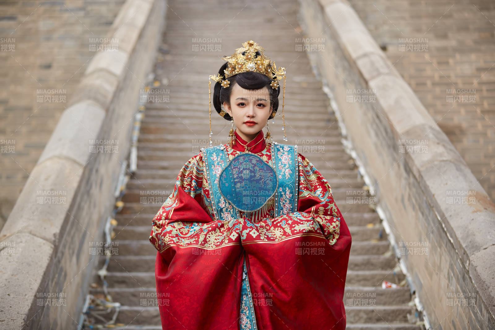 身穿明朝古装汉服婚服的东方新娘图片