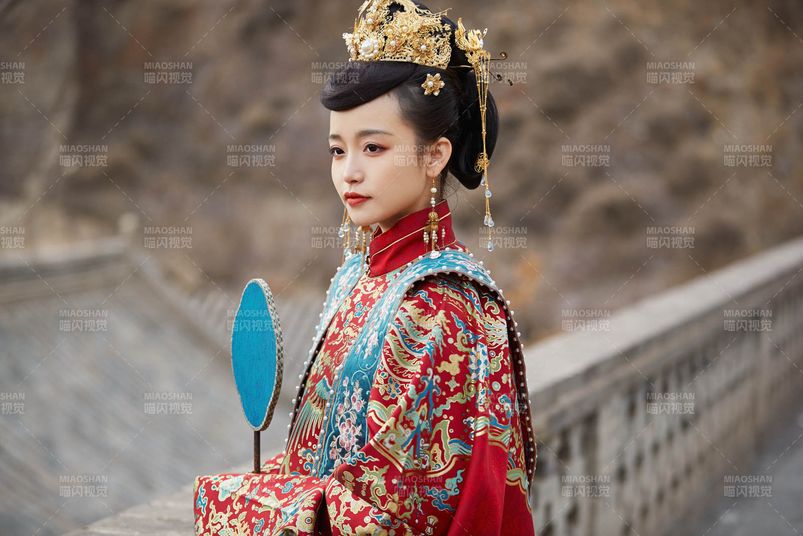 身穿明朝古装汉服婚服的东方新娘图片