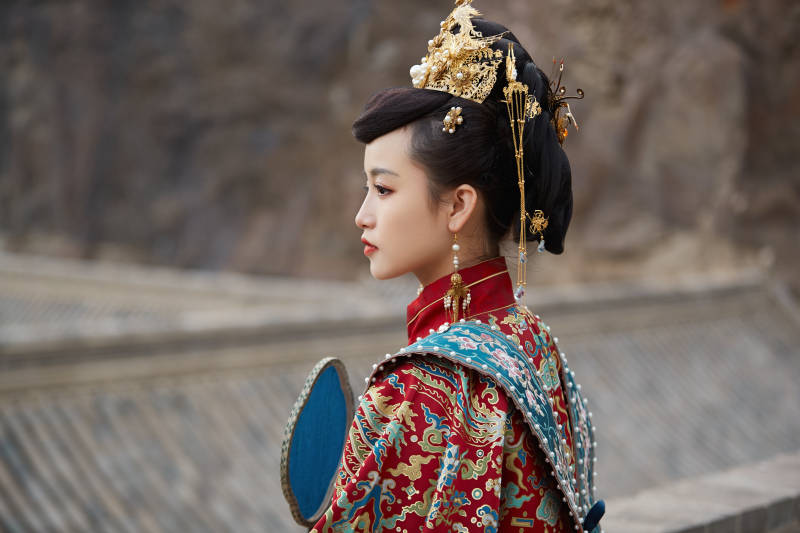 身穿明朝古装汉服婚服的东方新娘图片