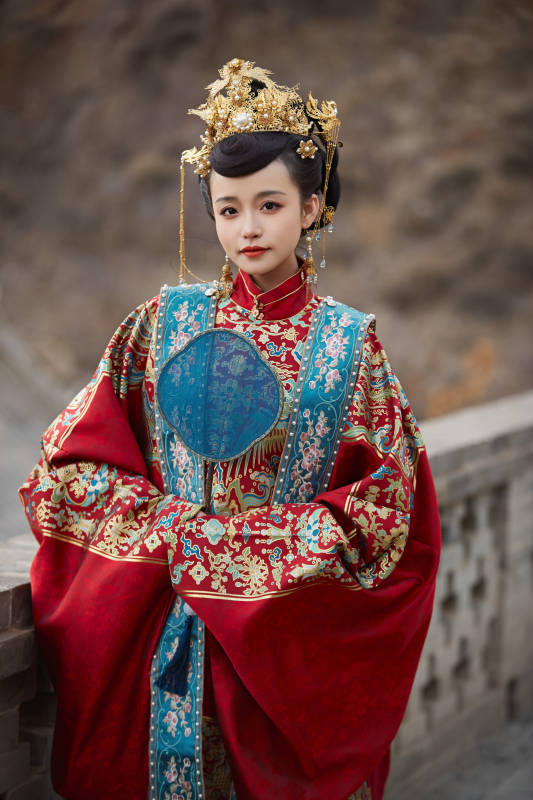 身穿明朝古装汉服婚服的东方新娘图片