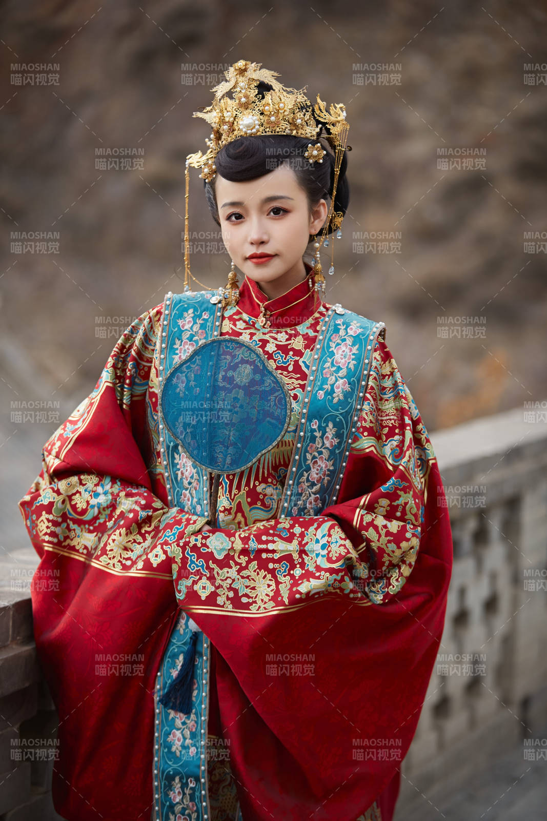 身穿明朝古装汉服婚服的东方新娘图片