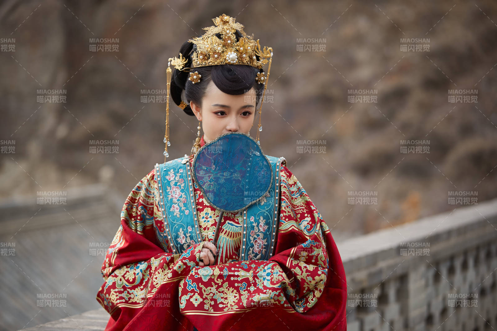 身穿明朝古装汉服婚服的东方新娘图片