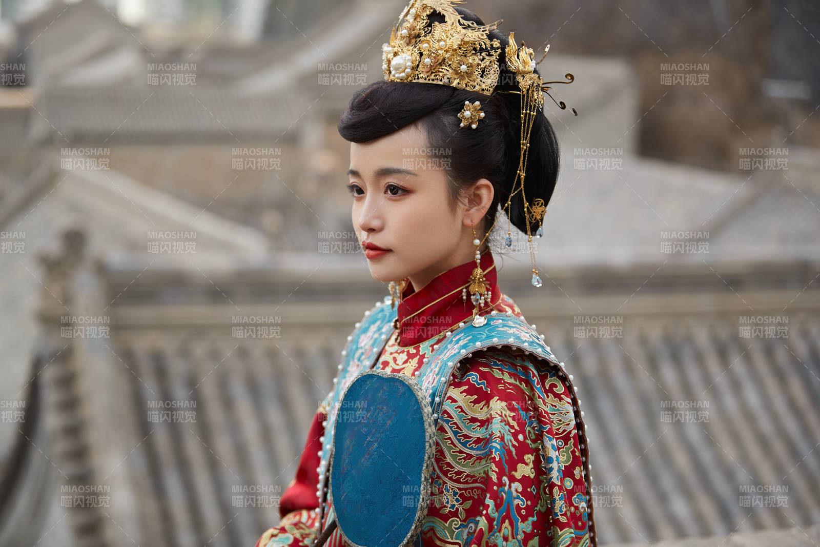 身穿明朝古装汉服婚服的东方新娘图片