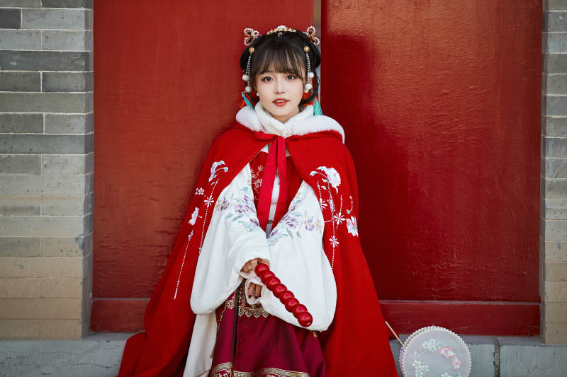 身穿喜庆汉服在古城游玩的少女图片