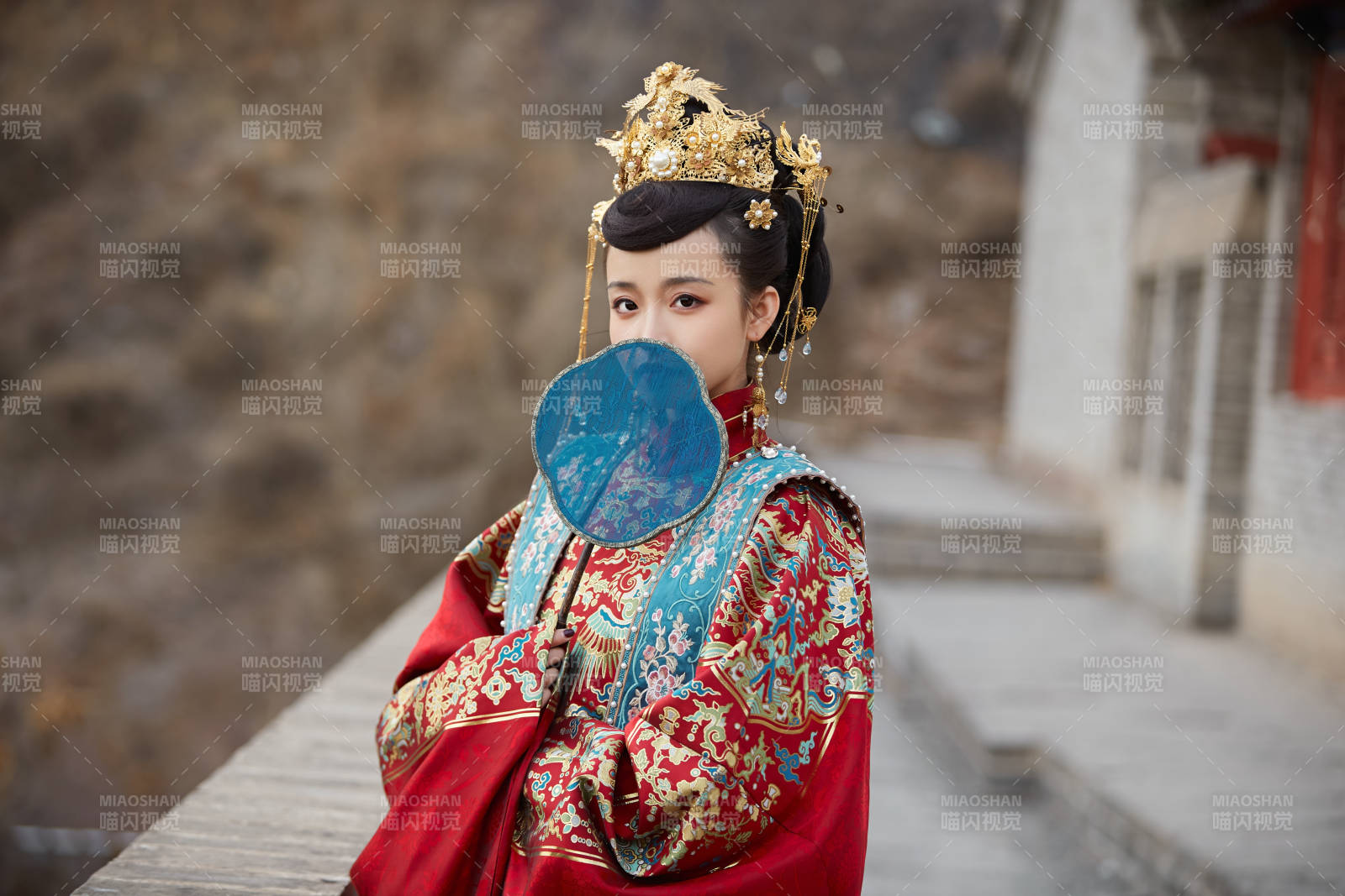 身穿明朝古装汉服婚服的东方新娘图片