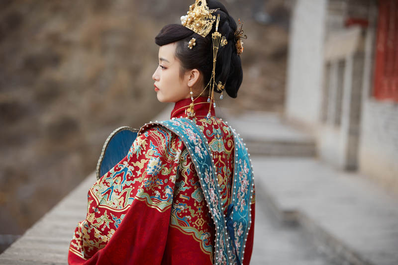 身穿明朝古装汉服婚服的东方新娘图片