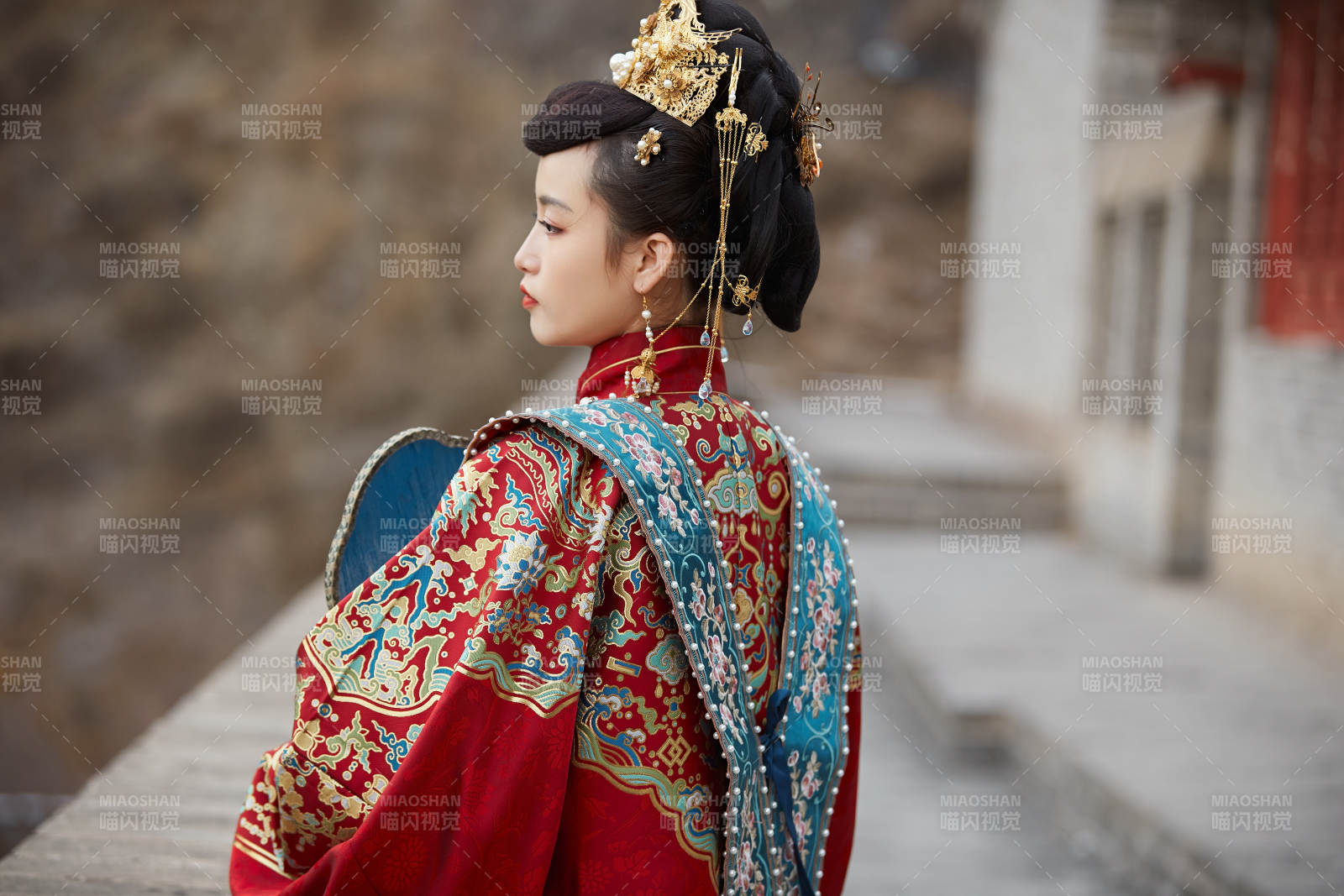 身穿明朝古装汉服婚服的东方新娘图片