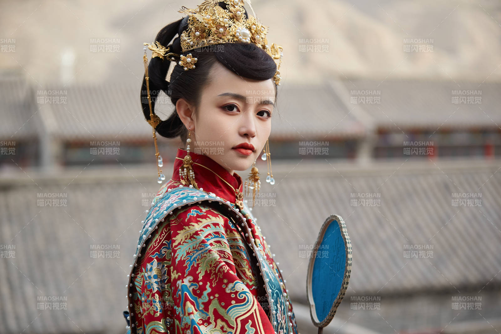 身穿明朝古装汉服婚服的东方新娘图片