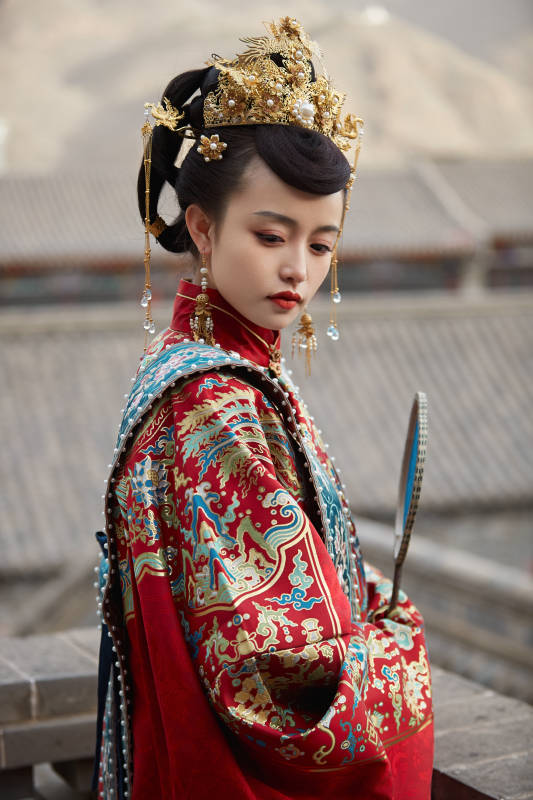 身穿明朝古装汉服婚服的东方新娘图片