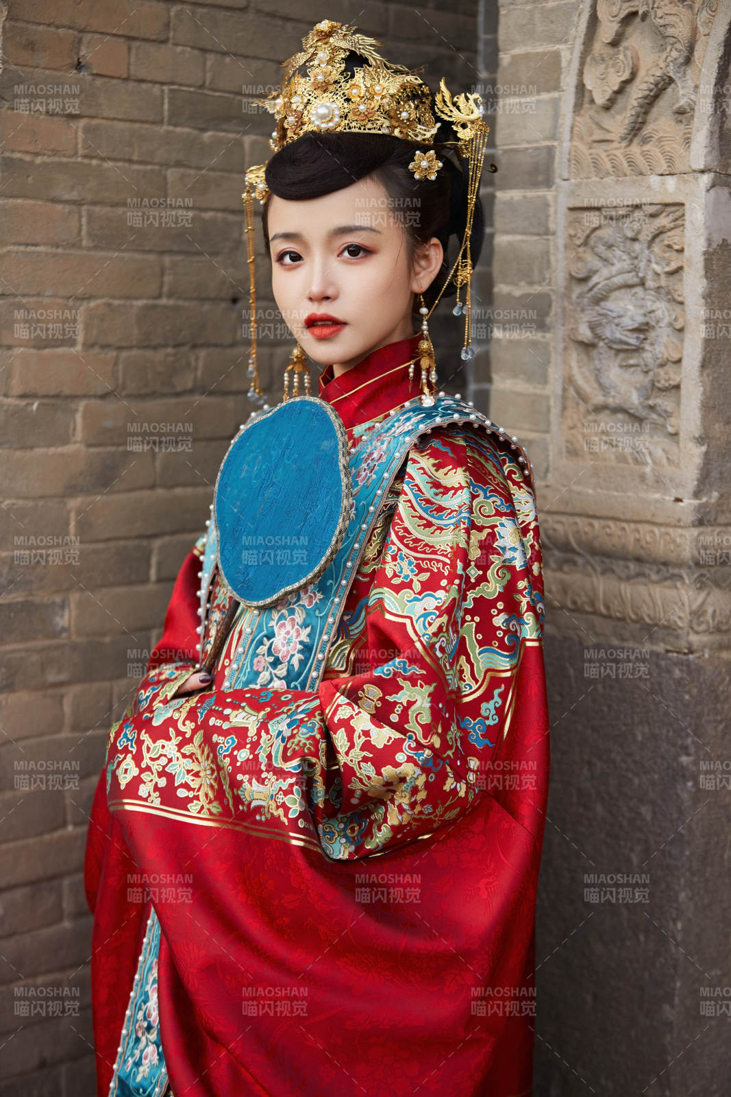 身穿明朝古装汉服婚服的东方新娘图片