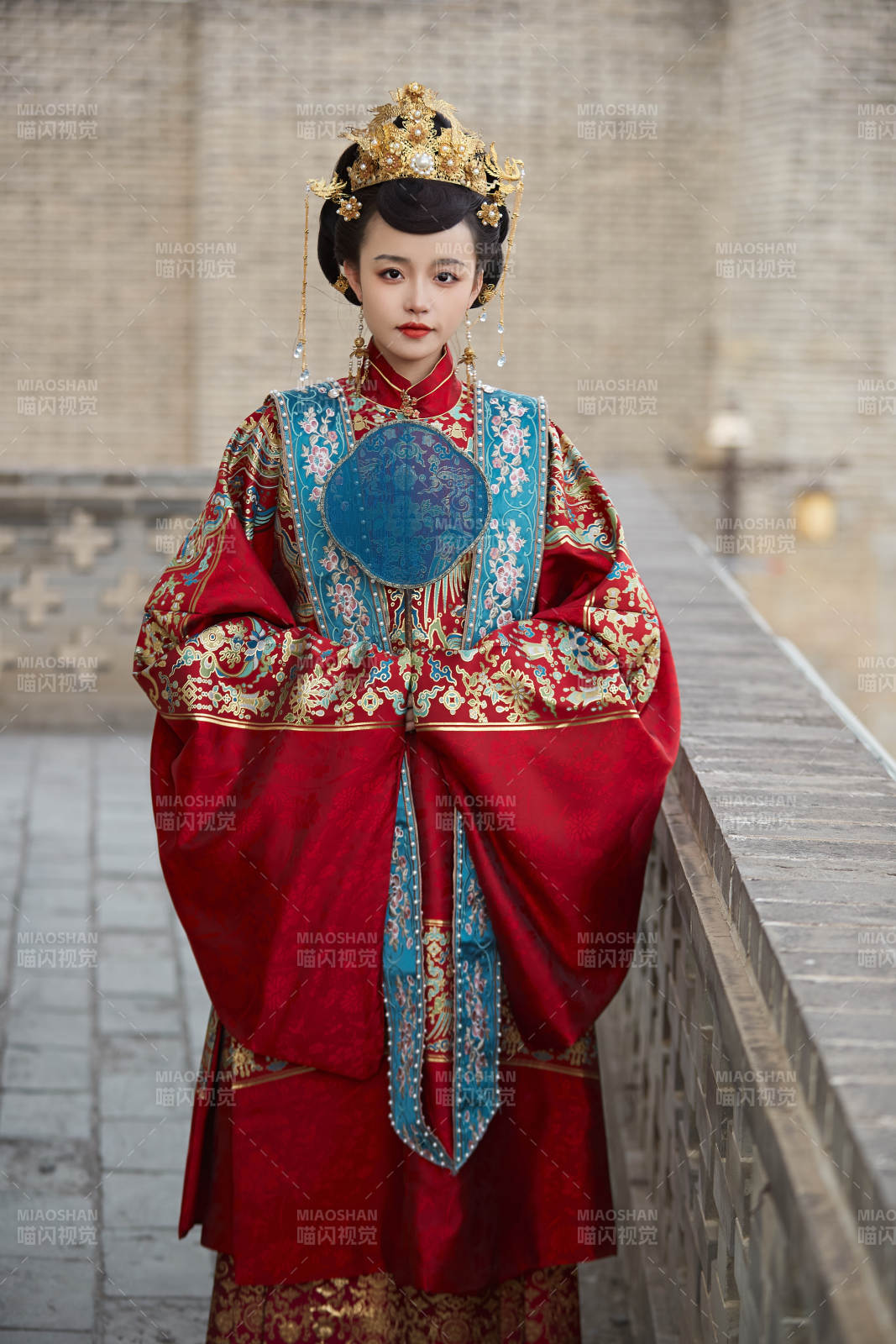 身穿明朝古装汉服婚服的东方新娘图片