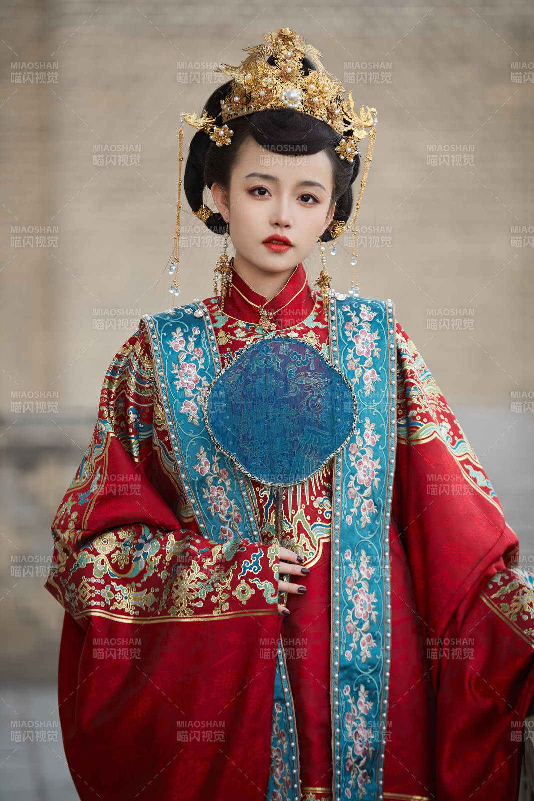 身穿明朝古装汉服婚服的东方新娘图片