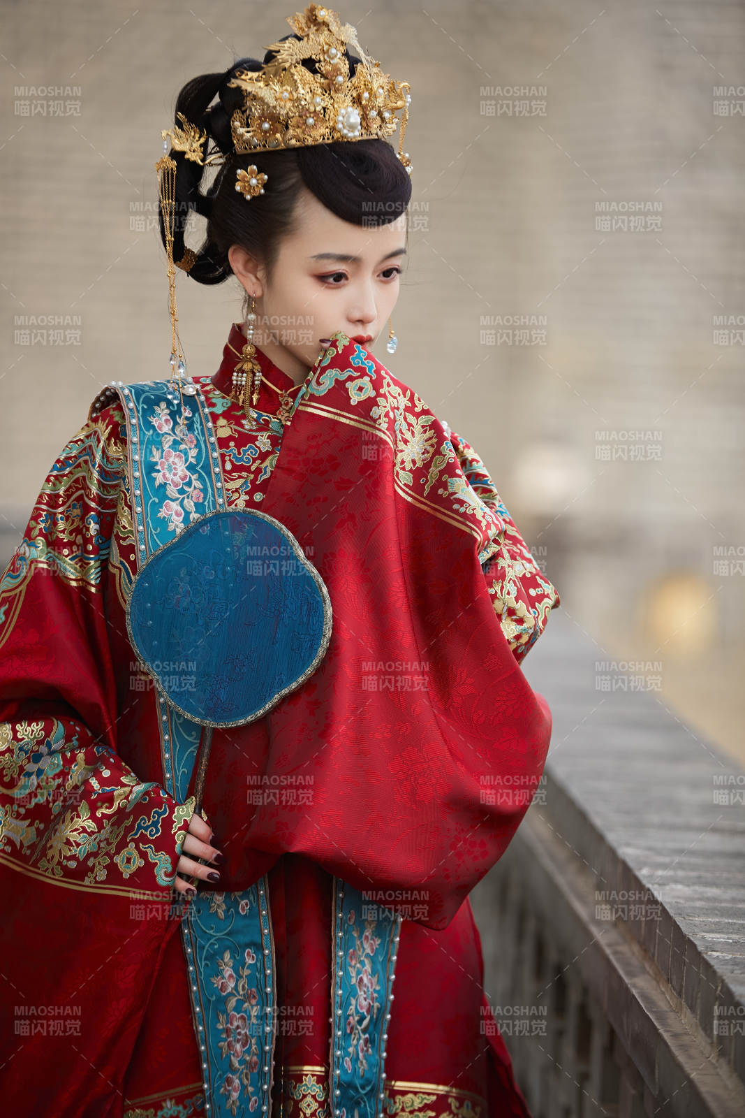 身穿明朝古装汉服婚服的东方新娘图片