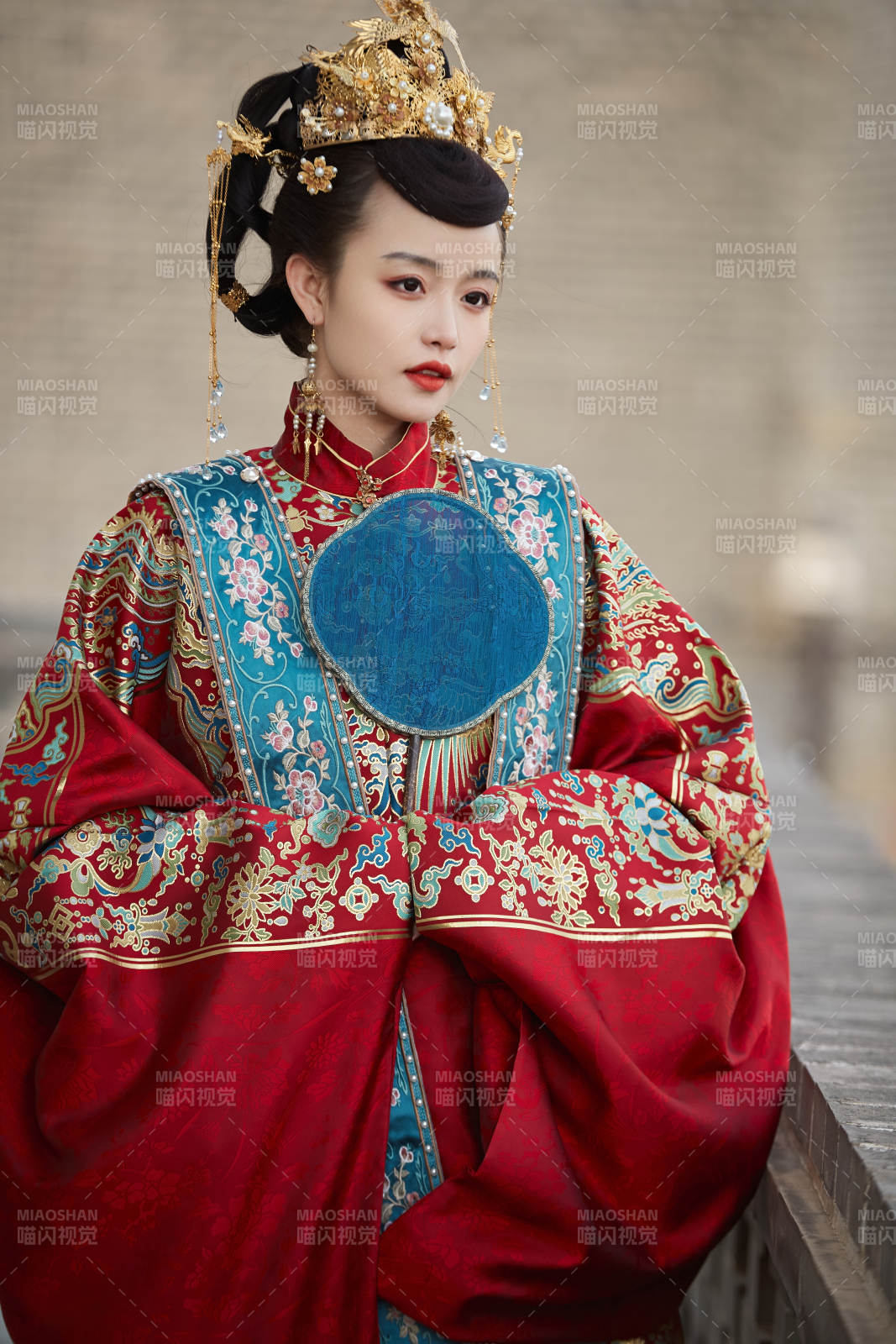 身穿明朝古装汉服婚服的东方新娘图片