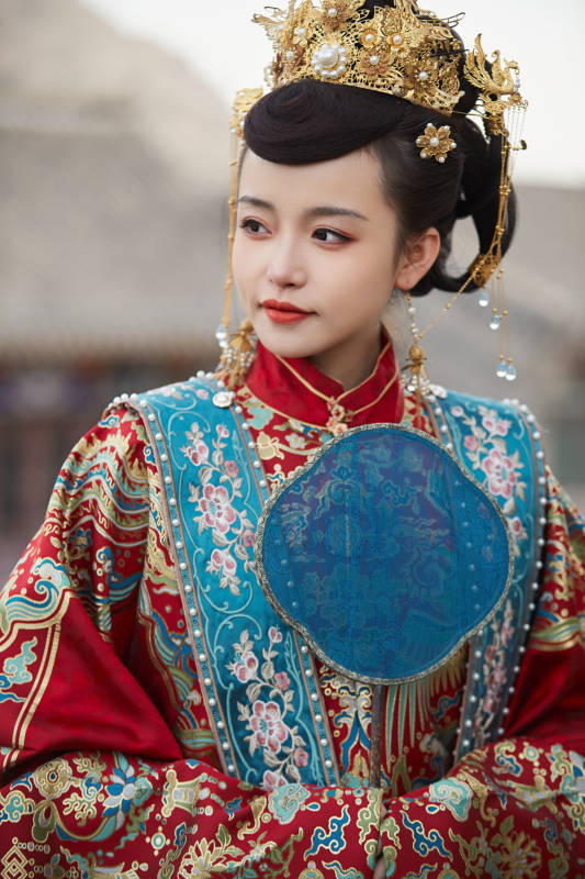 身穿明朝古装汉服婚服的东方新娘图片