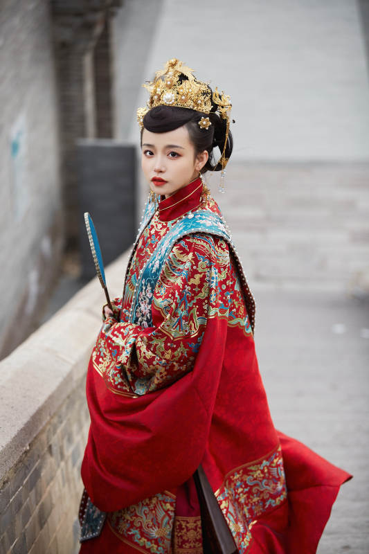 身穿明朝古装汉服婚服的东方新娘图片