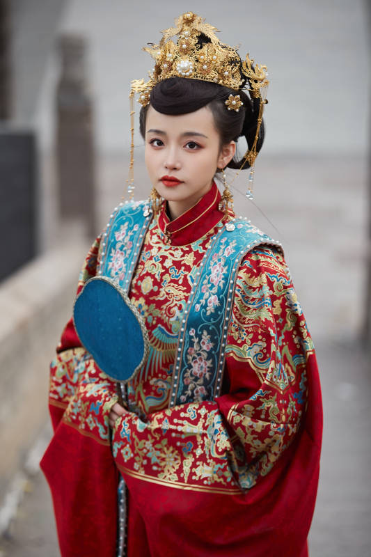 身穿明朝古装汉服婚服的东方新娘图片