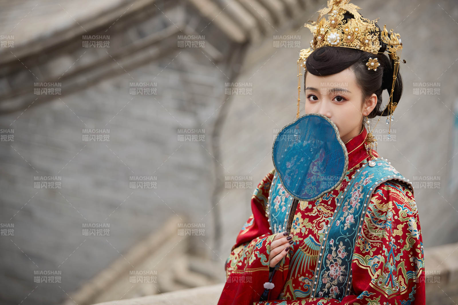 身穿明朝古装汉服婚服的东方新娘图片