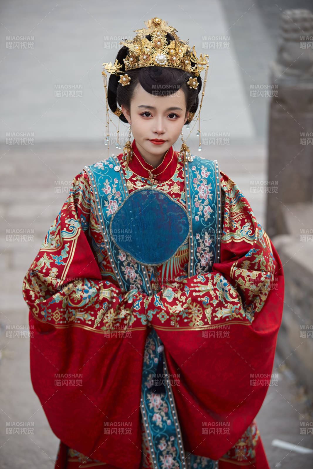 身穿明朝古装汉服婚服的东方新娘图片