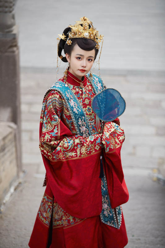 身穿明朝古装汉服婚服的东方新娘图片