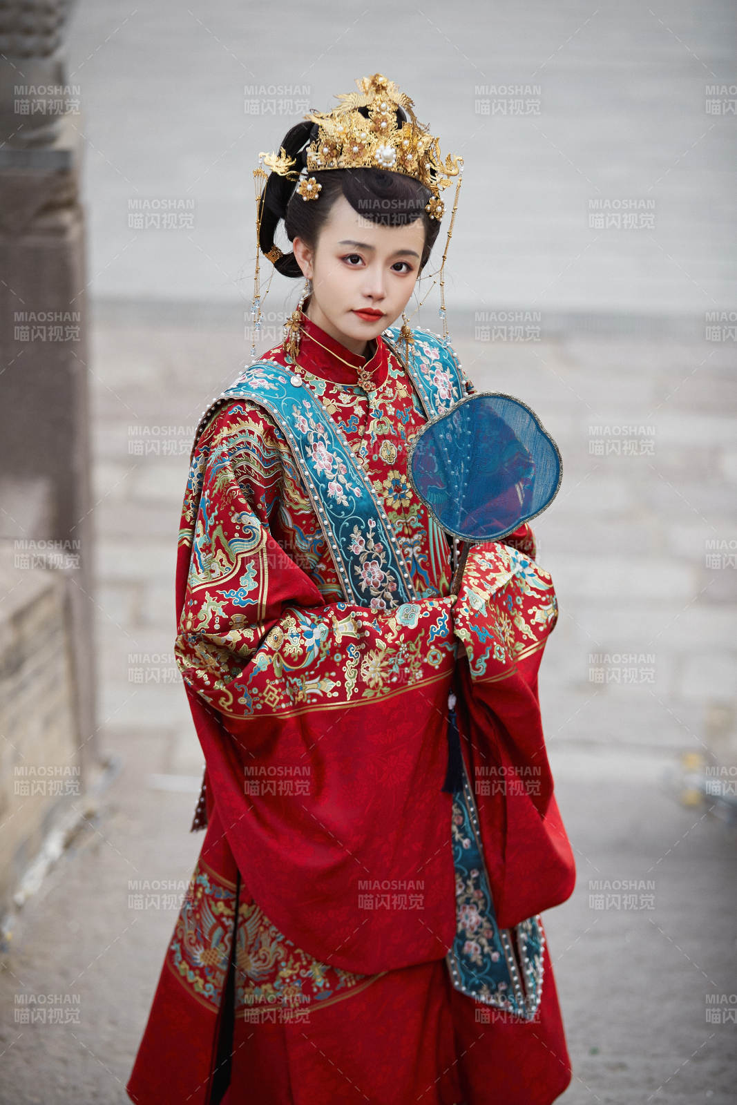 身穿明朝古装汉服婚服的东方新娘图片