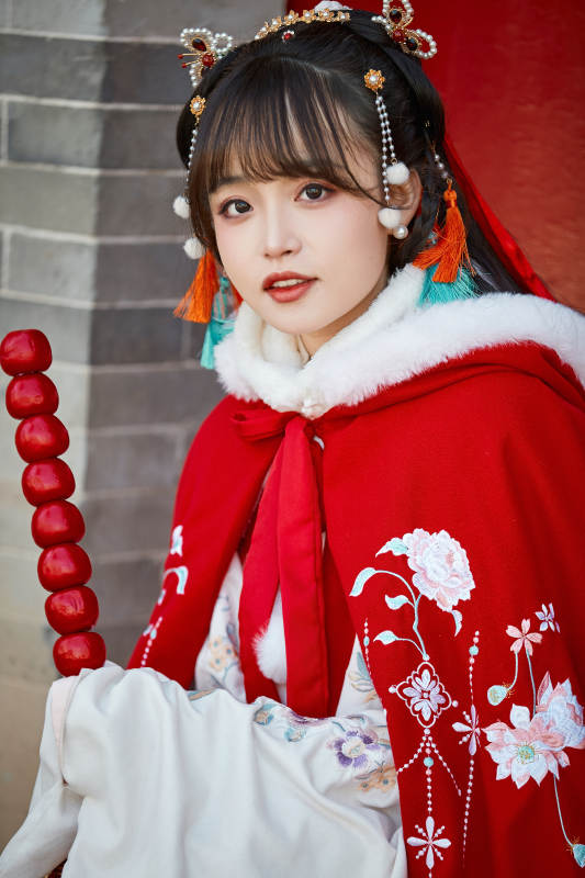 身穿喜庆汉服在古城游玩的少女图片