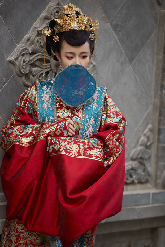 身穿明朝古装汉服婚服的东方新娘图片