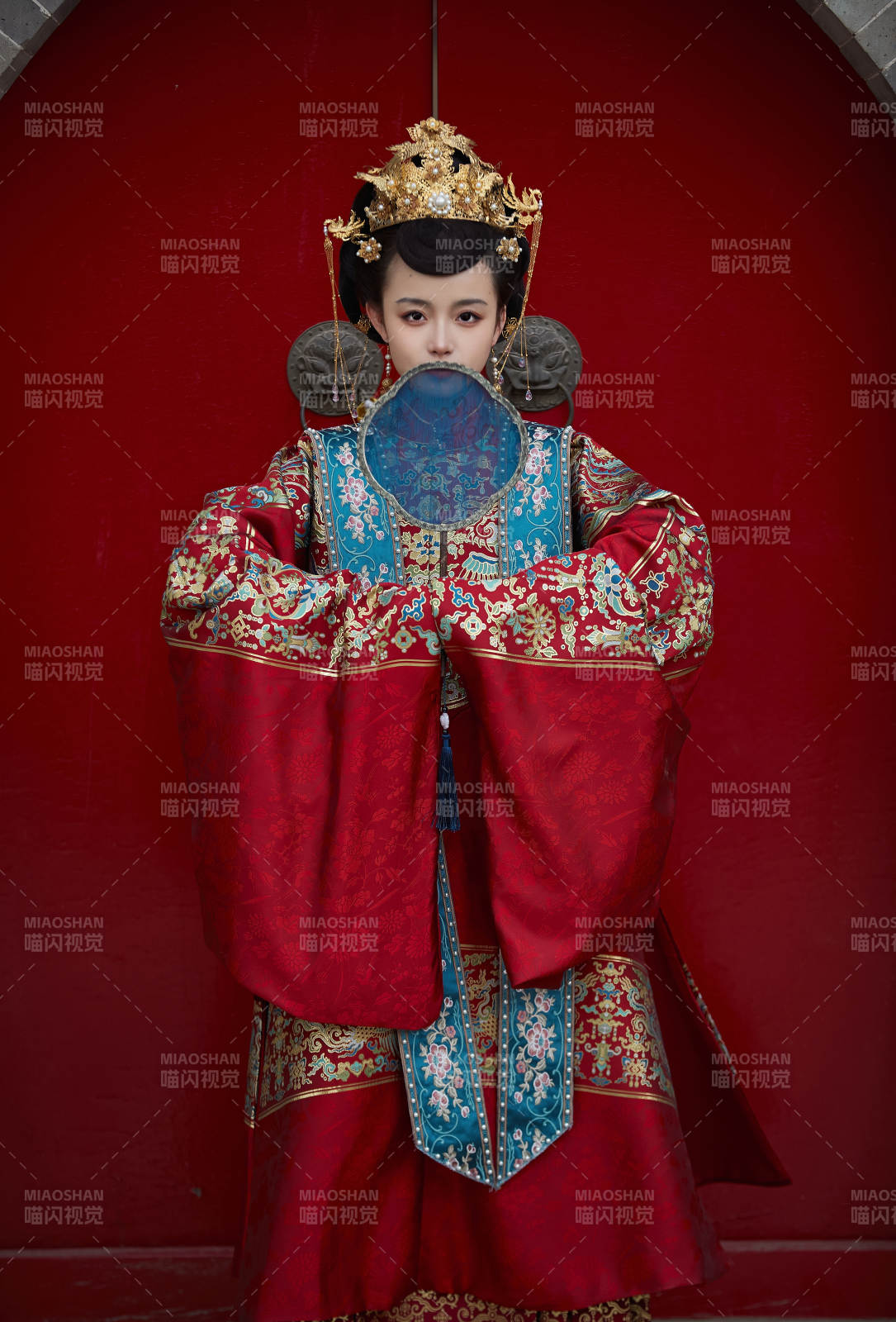 身穿明朝古装汉服婚服的东方新娘图片