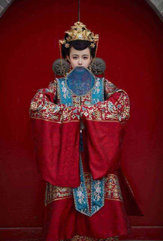 身穿明朝古装汉服婚服的东方新娘图片