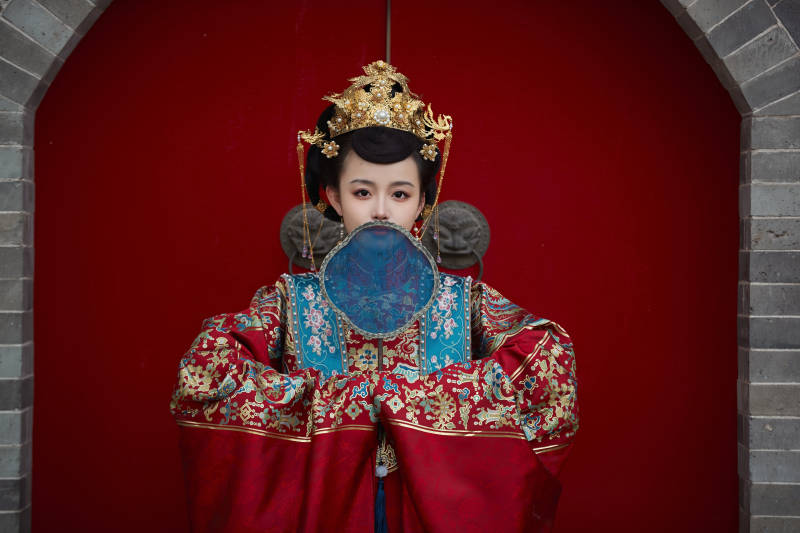 身穿明朝古装汉服婚服的东方新娘图片