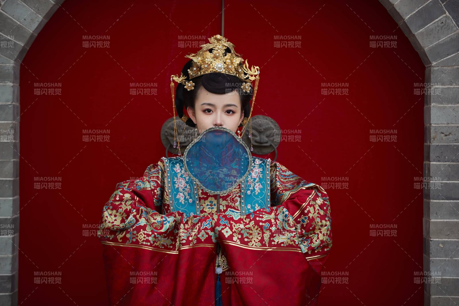 身穿明朝古装汉服婚服的东方新娘图片