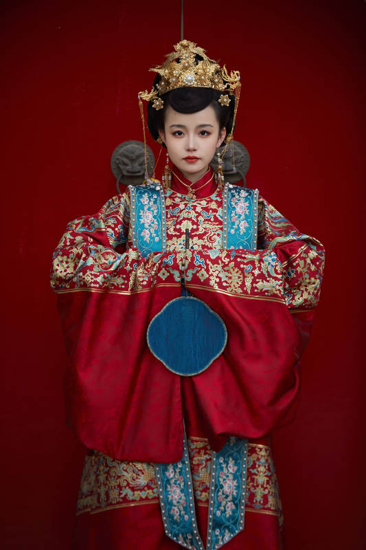 身穿明朝古装汉服婚服的东方新娘图片