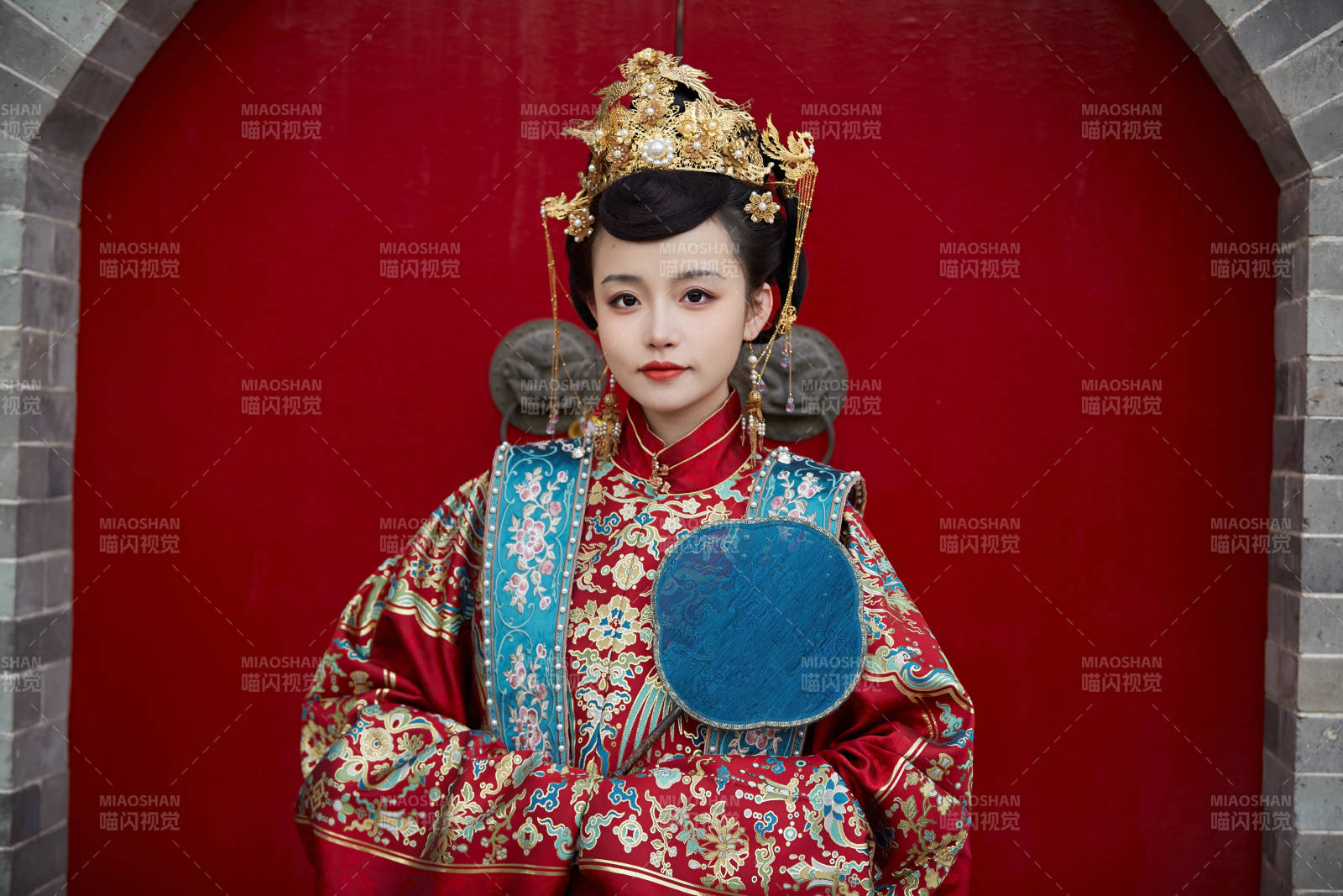 身穿明朝古装汉服婚服的东方新娘图片