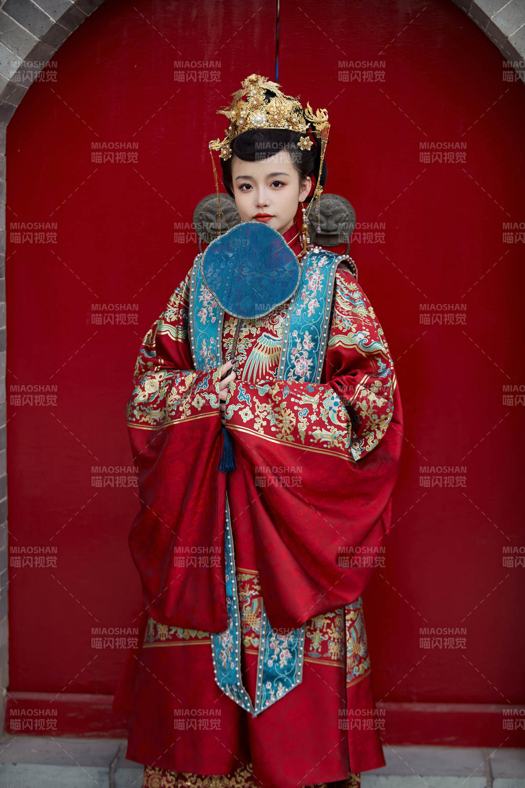 身穿明朝古装汉服婚服的东方新娘图片