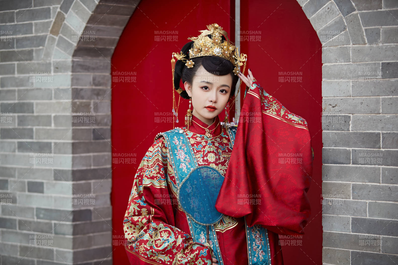 身穿明朝古装汉服婚服的东方新娘图片