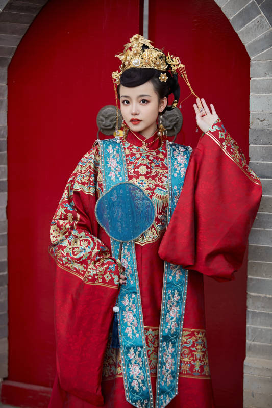 身穿明朝古装汉服婚服的东方新娘图片
