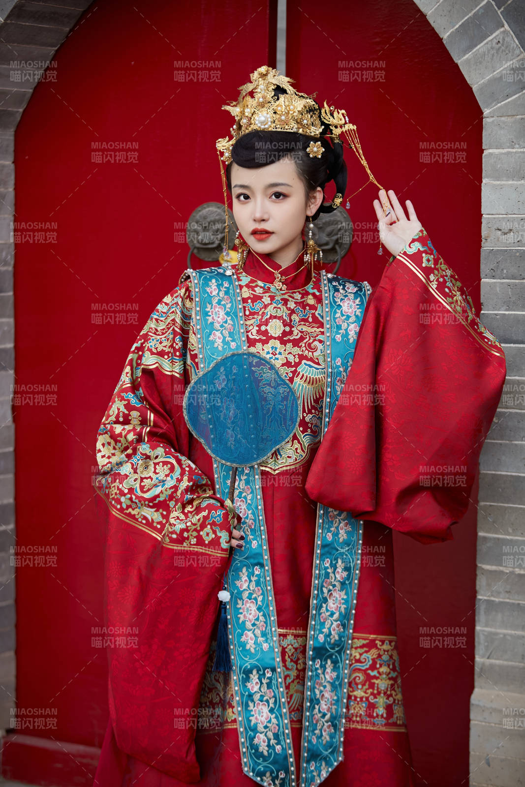 身穿明朝古装汉服婚服的东方新娘图片