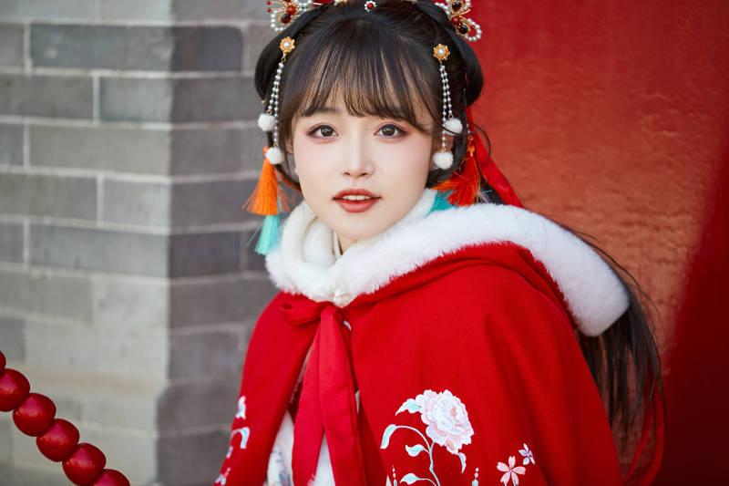 身穿喜庆汉服在古城游玩的少女图片