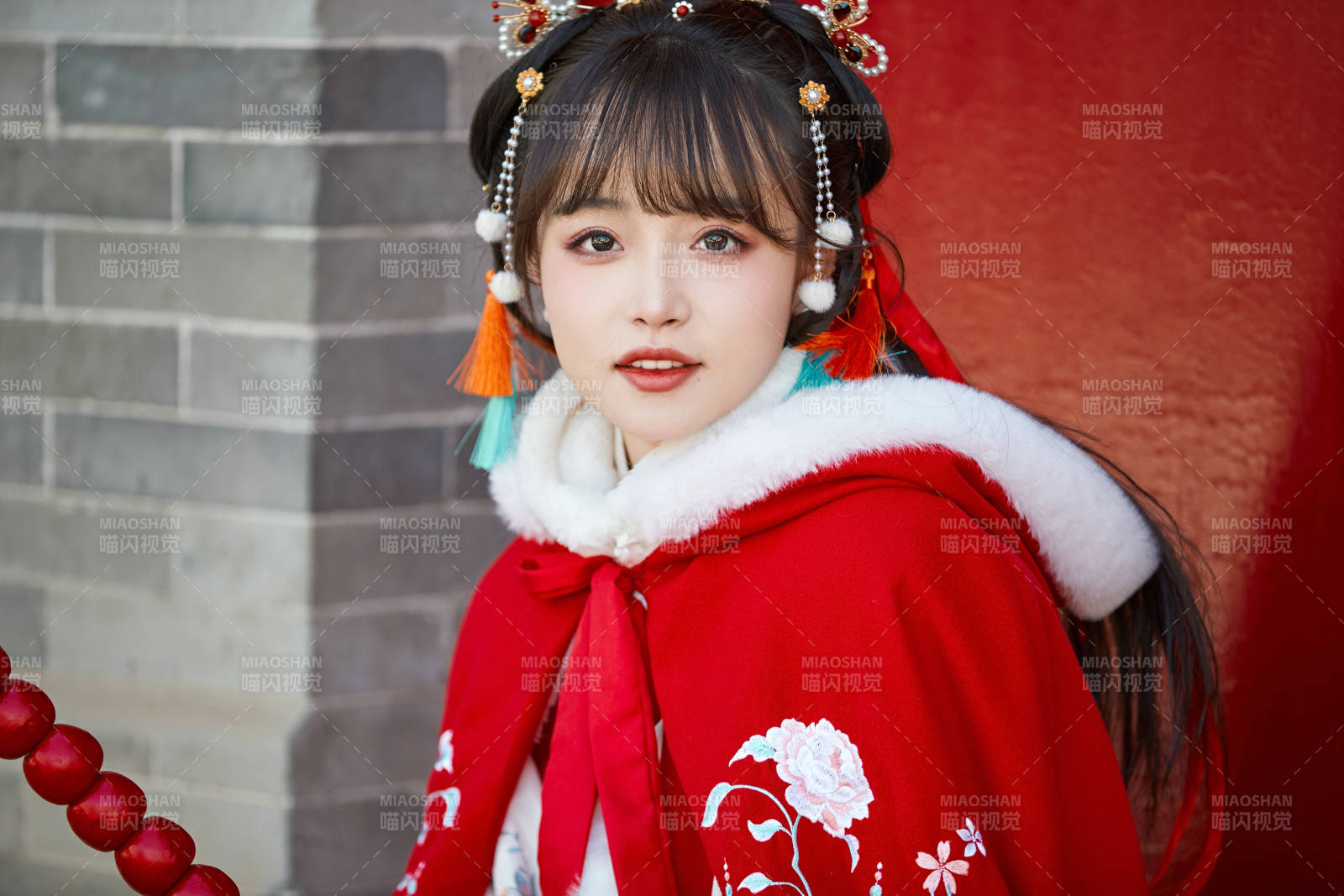 身穿喜庆汉服在古城游玩的少女图片